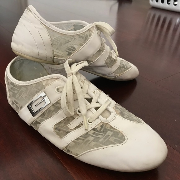 white guess tennis shoes